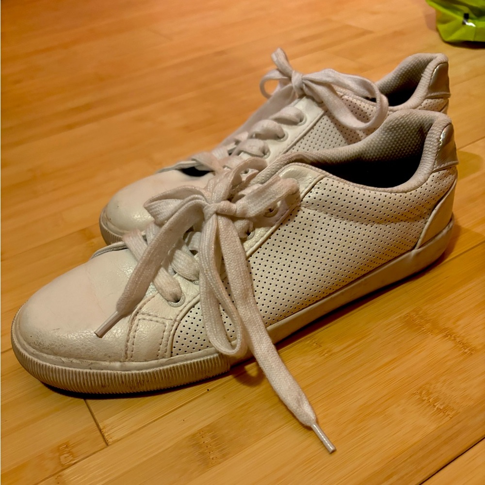Nautica size 9 white leather tennis shoe with metallic back